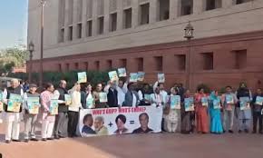 हरदीप सिंह पुरी के इस्तीफे की मांग, संसद परिसर में विपक्ष का प्रदर्शन